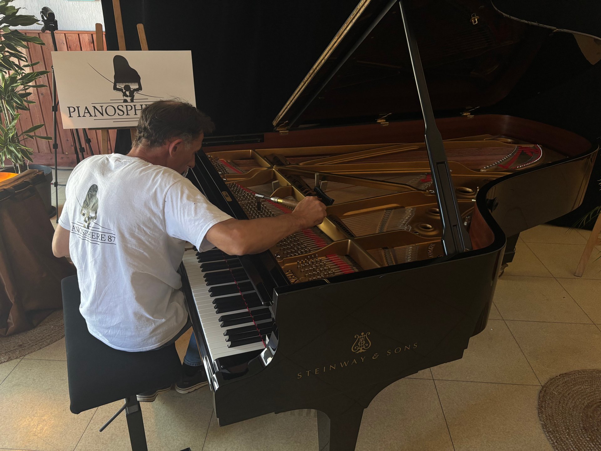 Technicien Pianosphère au travail sur un piano